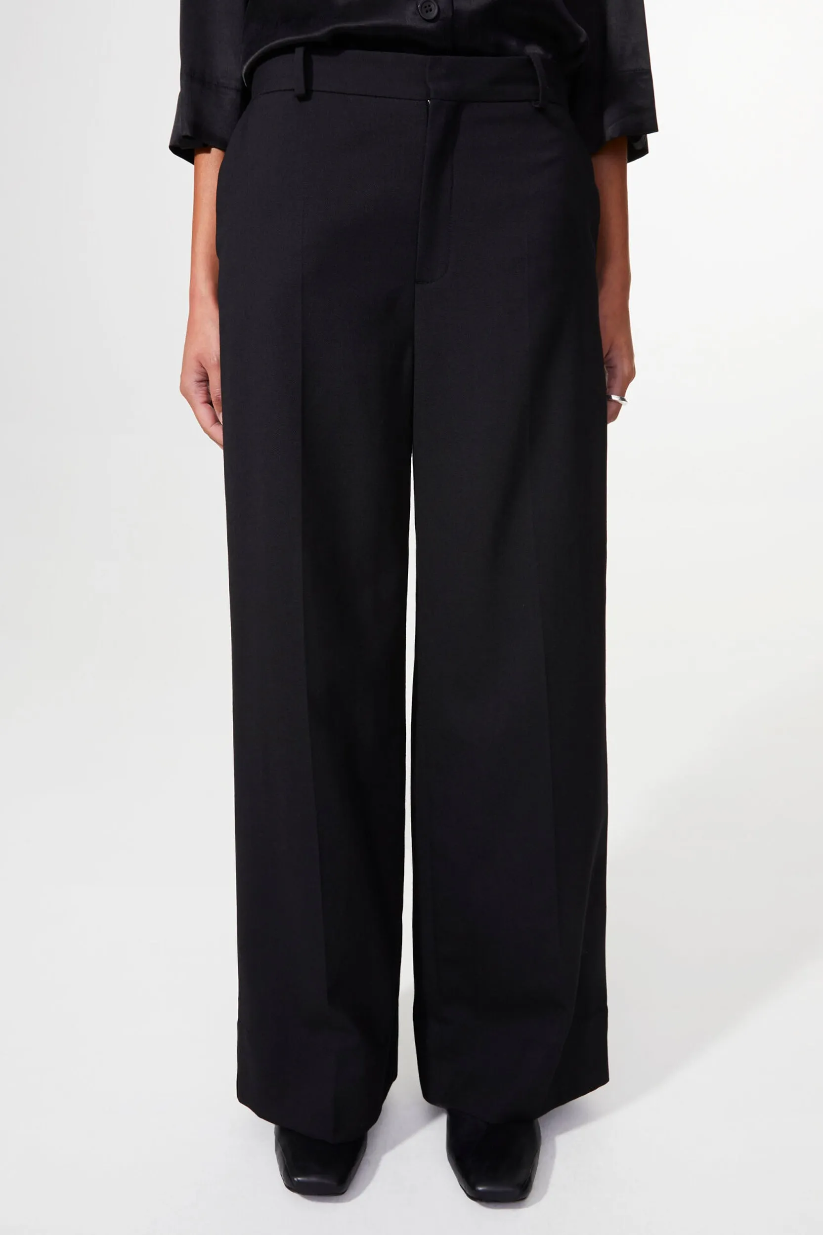 Emilou Pant in Black